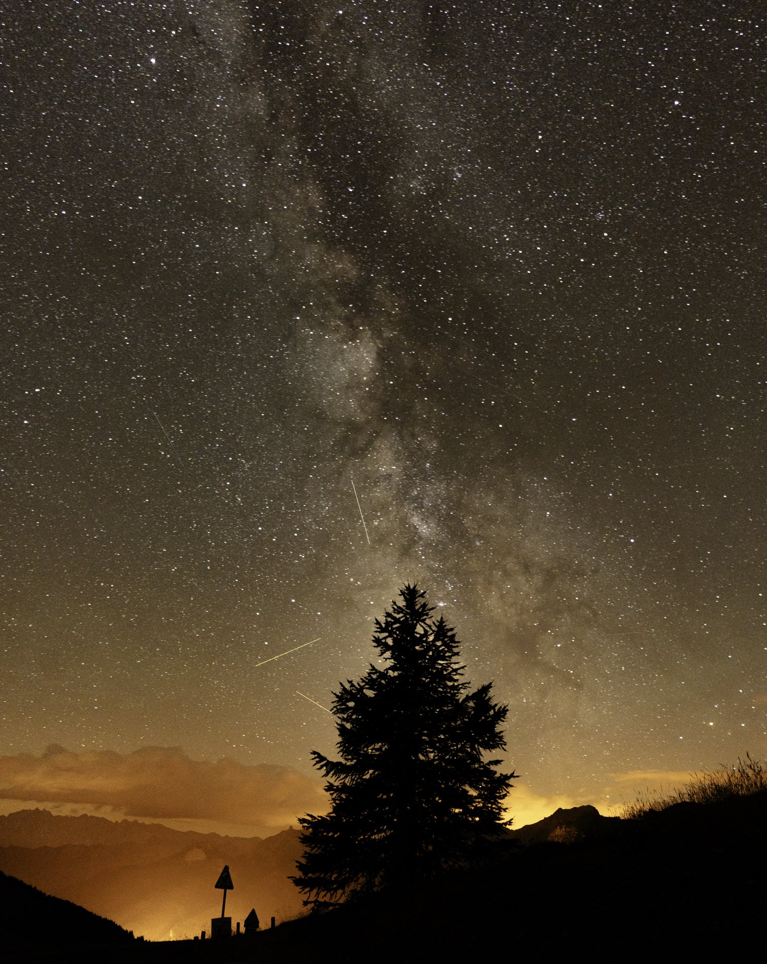 Voie lactée photographiée au-dessus des montagnes du Briançonnais